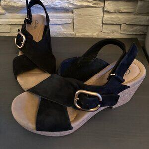 Clarks womens Giselle Dove Wedge Sandal in size 7